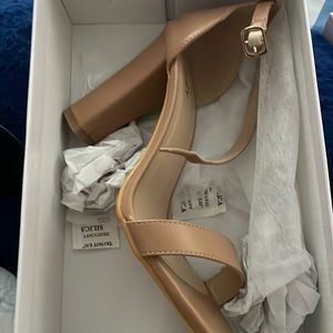 ZriEy strappy high heel size 9M